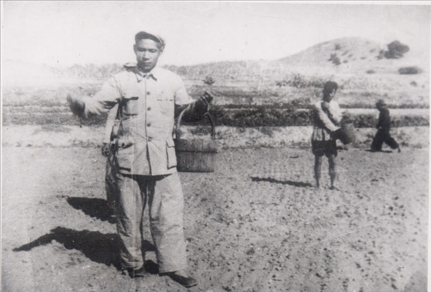 谷文昌（左）在田間與農(nóng)民一起勞動（資料照片）。