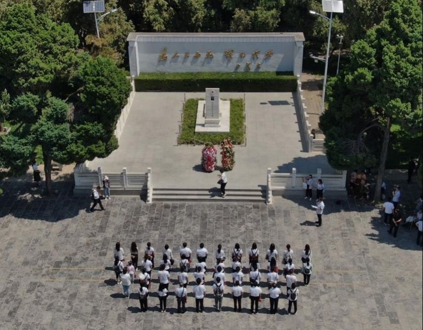 2021年6月24日，參觀者在位于河南省蘭考縣的焦裕祿紀念園瞻仰焦裕祿烈士墓（無人機照片）。新華社記者 李安 攝