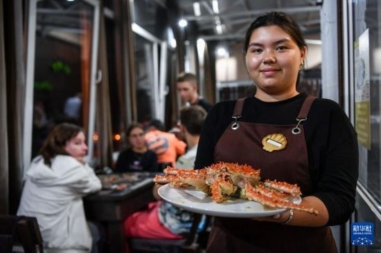 9月2日，俄羅斯符拉迪沃斯托克一家餐館的服務(wù)員在展示帝王蟹。新華社記者 曹陽 攝