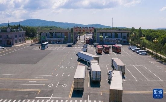 2019年6月22日，往返于中國和俄羅斯的貨車在中俄琿春口岸前排隊(duì)等待通關(guān)（無人機(jī)照片）。