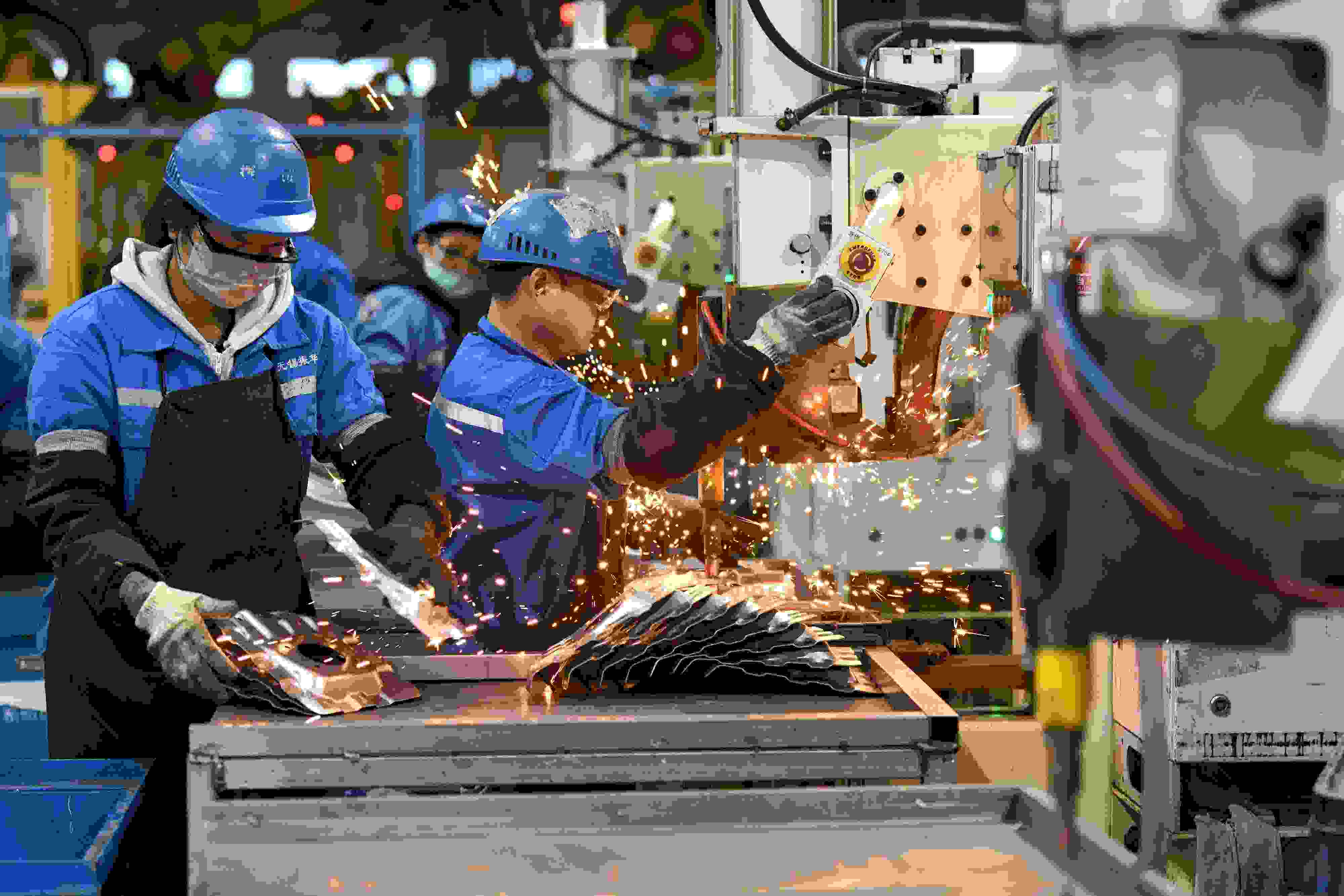 2023年2月7日，福建省寧德市蕉城區(qū)一家汽車零部件生產(chǎn)企業(yè)的生產(chǎn)線上一派繁忙景象。