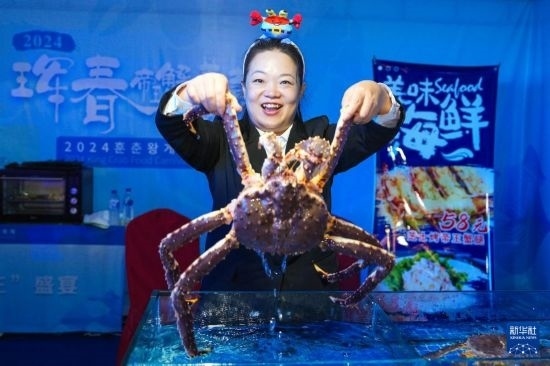 9月19日，在吉林省琿春市，商家在展示售賣的帝王蟹。新華社記者 許暢 攝