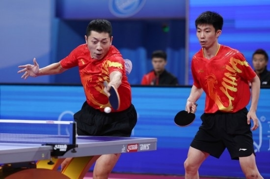 10月18日，上海隊組合許昕（左）/周愷在雙打比賽中。他們3:0戰(zhàn)勝福建隊組合曾蓓勛/陳俊菘。新華社記者 王楷焱 攝