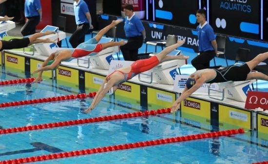 10月18日，中國選手張雨霏（右二）在女子50米自由泳預(yù)賽中出發(fā)。新華社記者 方喆 攝