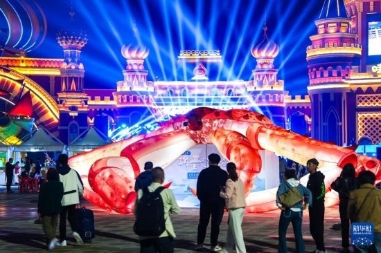 9月19日，游客在吉林省琿春市的2024琿春帝王蟹美食嘉年華現(xiàn)場游玩。新華社記者 許暢 攝