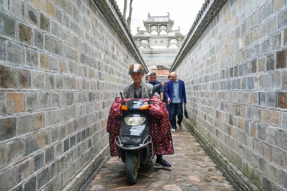 ↑市民在安徽省安慶市桐城市六尺巷通行。