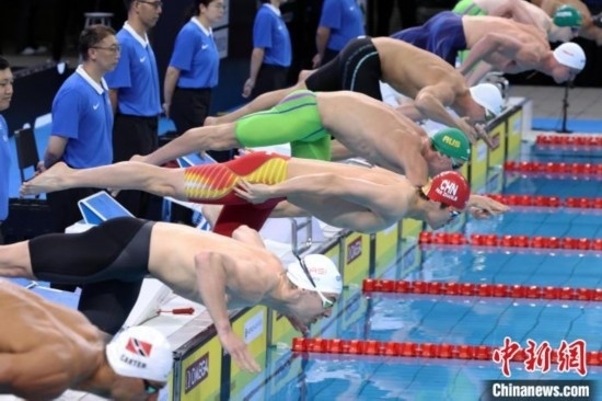 10月19日晚，2024年世界泳聯(lián)游泳世界杯上海站結(jié)束第二個(gè)比賽日的爭(zhēng)奪。圖為中國(guó)選手潘展樂(左三)在男子100米自由泳決賽中。 中新社記者 湯彥俊 攝