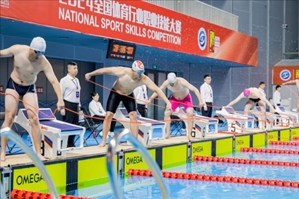 參賽選手在游泳救生項(xiàng)目比賽中。賽事主辦方供圖