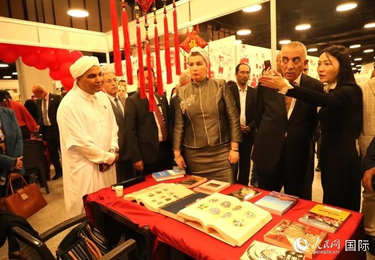 第二十三屆約旦安曼國際書展于10月10日至19日在約旦展覽中心舉行，約旦政府和民間各界人士在中國展臺翻閱圖書，熱烈交流互動，感受中華文化之美。人民網(wǎng)記者 李瀟攝