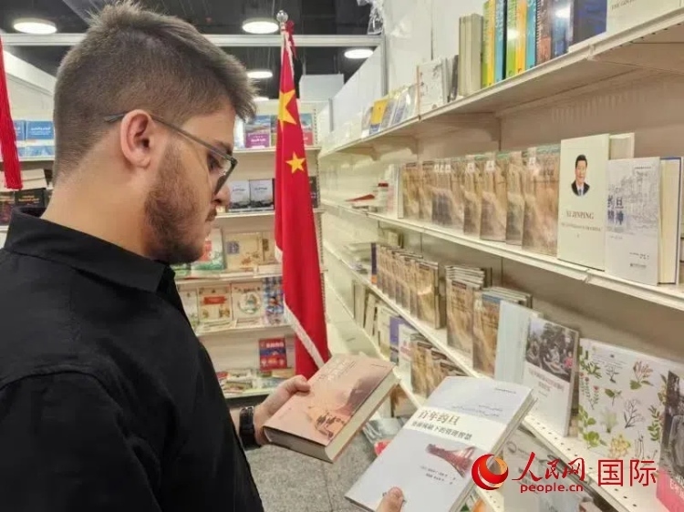 第二十三屆約旦安曼國際書展于10月10日至19日在約旦展覽中心舉行，約旦政府和民間各界人士在中國展臺翻閱圖書，熱烈交流互動，感受中華文化之美。人民網(wǎng)記者 李瀟攝