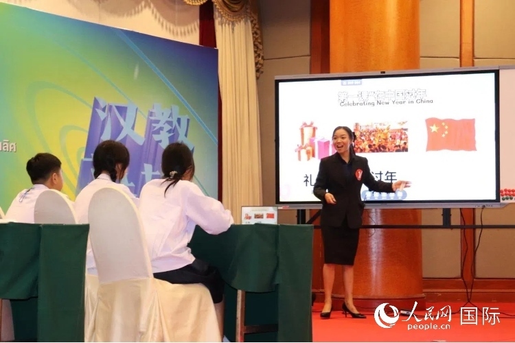 泰國本土中文教師參賽者現(xiàn)場授課。人民網(wǎng)實習生 姚欣可攝