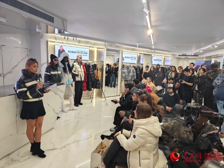 英國(guó)時(shí)尚博主分享自己的穿搭心得。人民網(wǎng)記者 邢雪攝