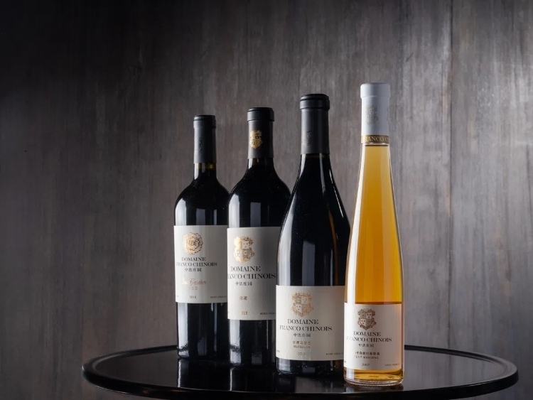 活動現(xiàn)場推介了懷來中法莊園珍藏馬瑟蘭干紅、小芒森甜白等優(yōu)質(zhì)葡萄酒。主辦方供圖