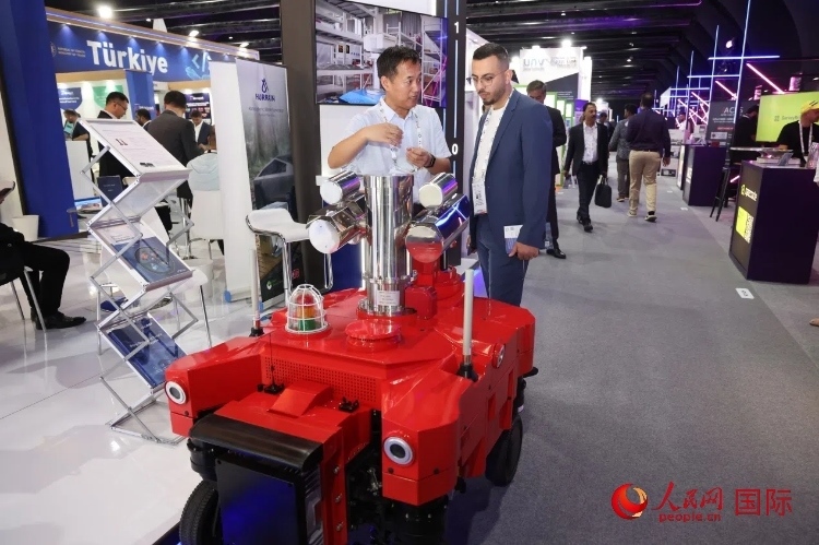 觀眾了解北京眸視科技有限公司研發(fā)的巡檢機(jī)器人。人民網(wǎng)記者 任皓宇攝