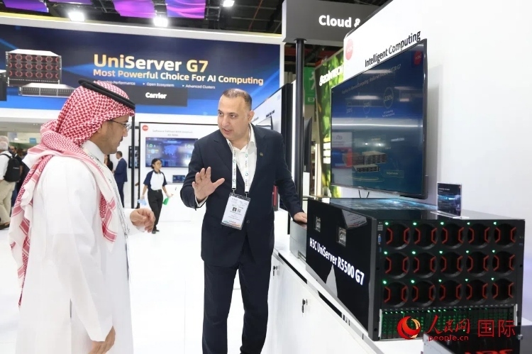 觀眾了解新華三集團(tuán)展示的最新服務(wù)器產(chǎn)品。人民網(wǎng)記者 任皓宇攝