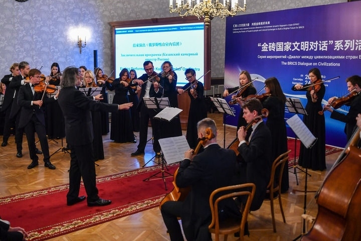 2024年9月24日，在俄羅斯喀山，俄羅斯喀山室內(nèi)樂團演奏傳統(tǒng)曲目?！敖鸫u國家文明對話”系列活動24日在俄羅斯喀山舉行，來自中國、俄羅斯、巴西、印度、南非、伊朗等金磚國家的相關(guān)機構(gòu)、各領(lǐng)域?qū)＜覍W(xué)者及青年代表等300多人參加。新華社記者 曹陽 攝