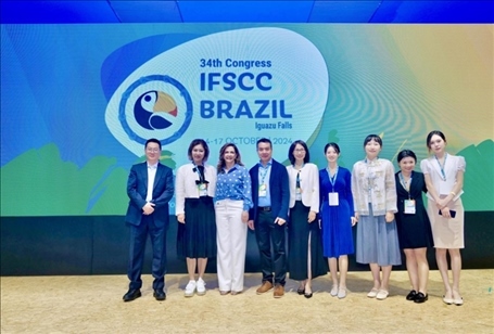 百雀羚集團(tuán)高層與研發(fā)團(tuán)隊(duì)。受訪方供圖