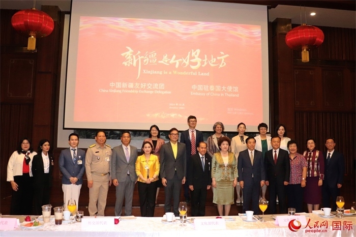 與會嘉賓合影。人民網(wǎng)實習生 姚欣可攝