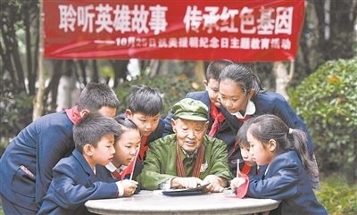 圖為89歲的抗美援朝老兵楊克美在向孩子們講述英雄故事。徐偉攝