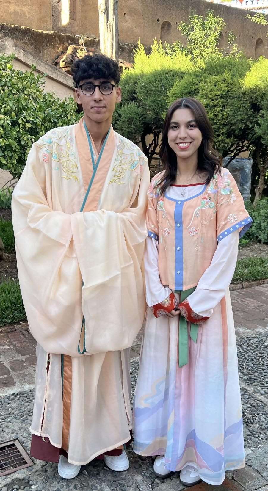 兩位青年試穿中國古代服裝。拉巴特中國文化中心供圖