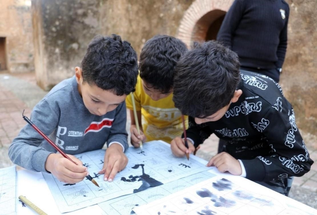 一起學書法。拉巴特中國文化中心供圖