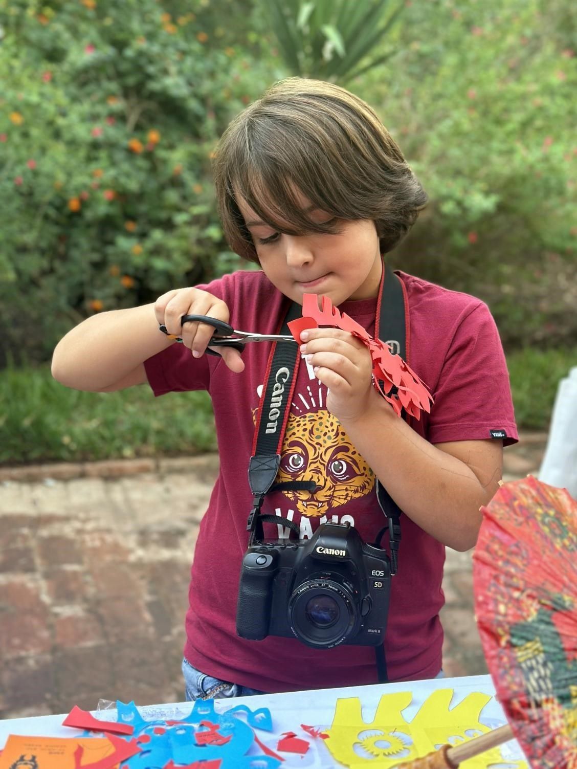 專心致志學剪紙。拉巴特中國文化中心供圖