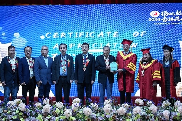 菲律賓首家中醫(yī)學(xué)院——岐黃中醫(yī)學(xué)院在馬尼拉舉行首屆畢業(yè)典禮。人民網(wǎng)記者 樊帆攝