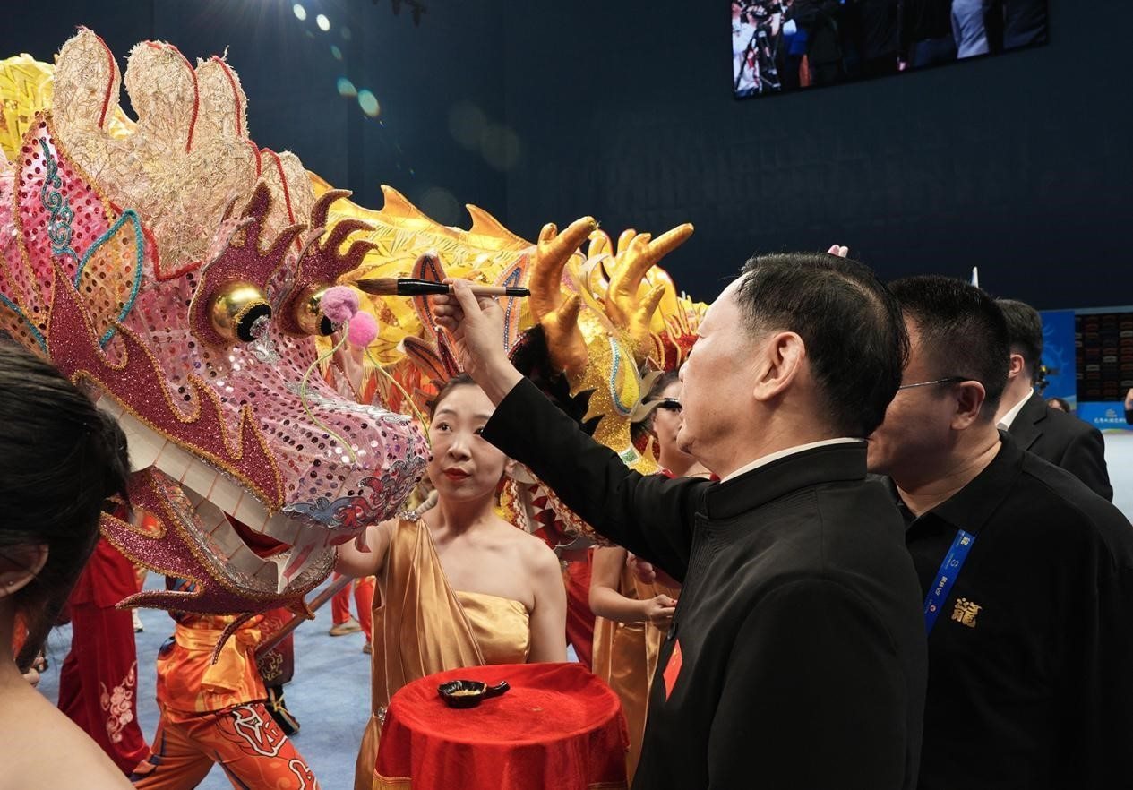 出席開(kāi)賽儀式的領(lǐng)導(dǎo)及嘉賓共同為參賽龍獅隊(duì)點(diǎn)睛。（受訪者供圖）