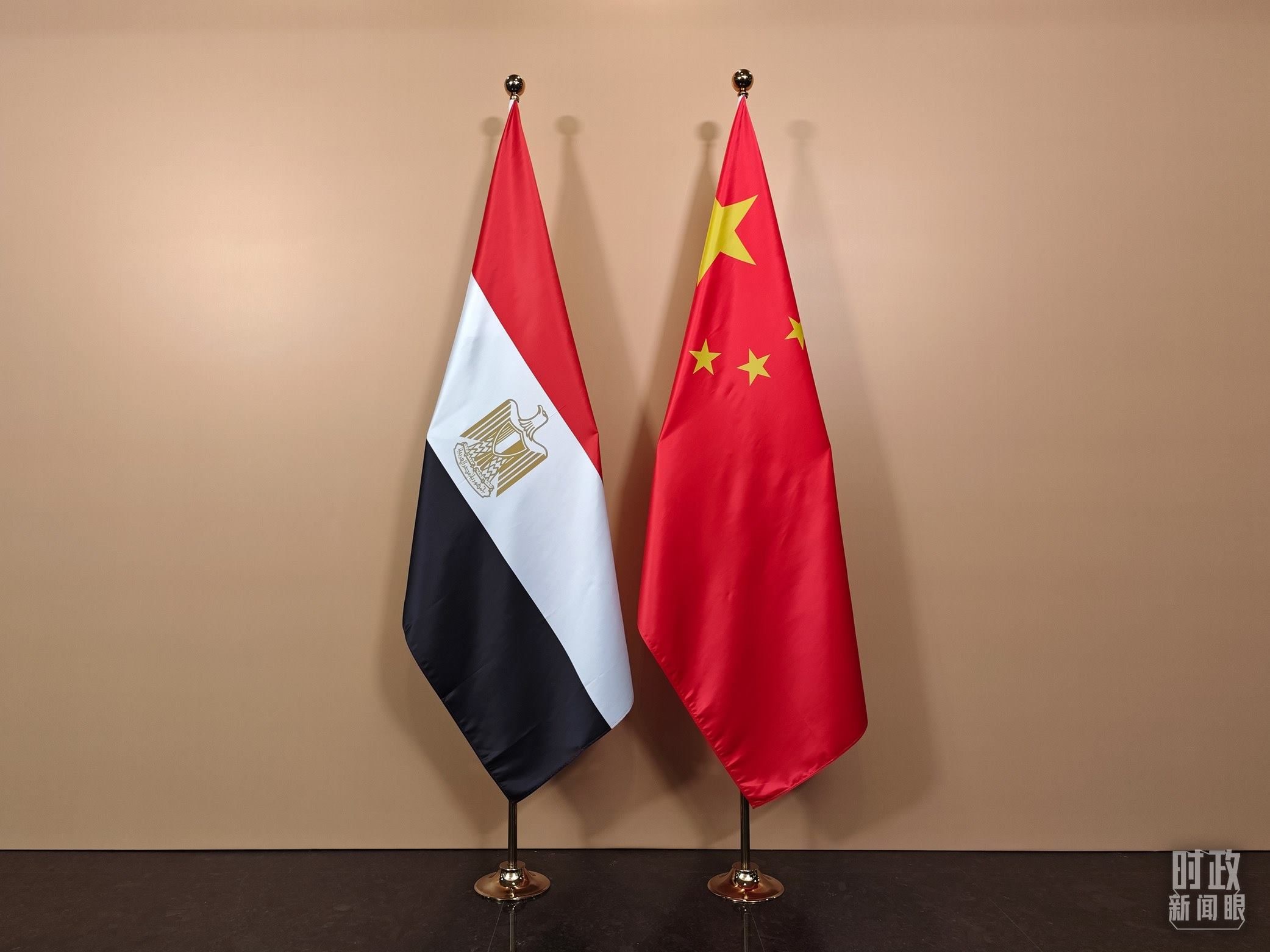 △ 會見廳外的中國埃及兩國國旗。（總臺央視記者彭漢明拍攝）
