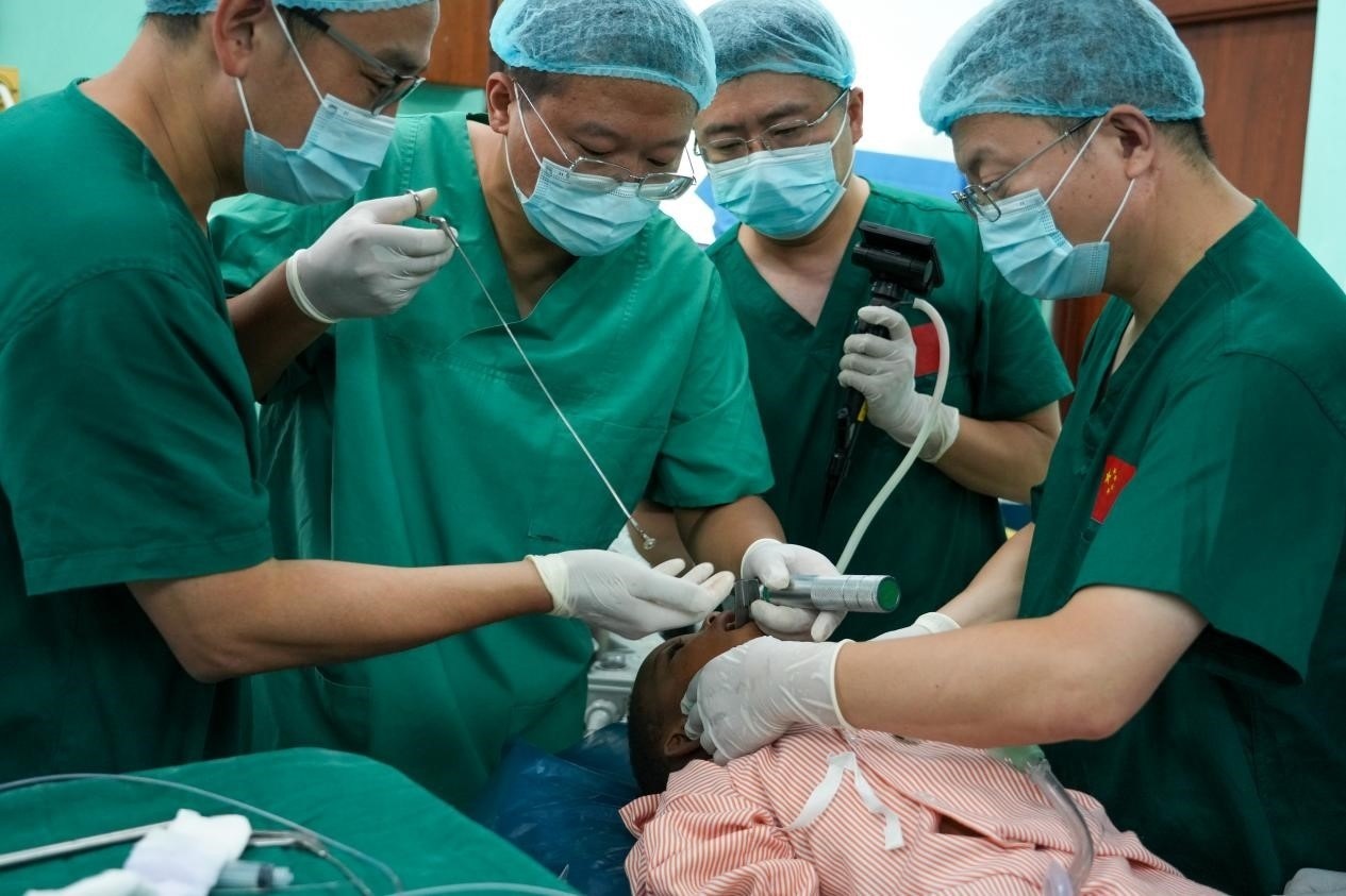 引起患兒窒息的異物被成功取出。中國(guó)援桑醫(yī)療隊(duì)供圖