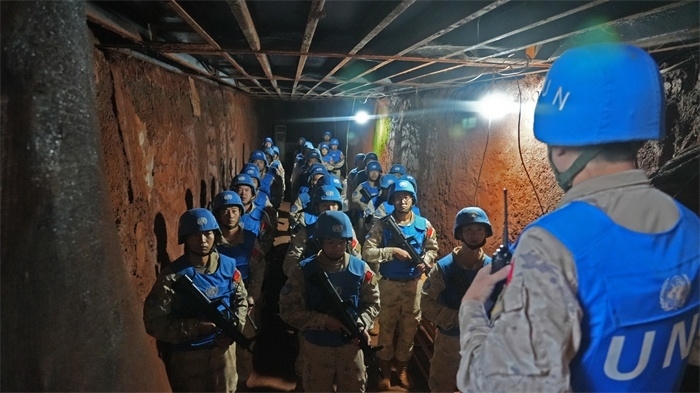 進入地下掩體隱蔽。王軍杰攝