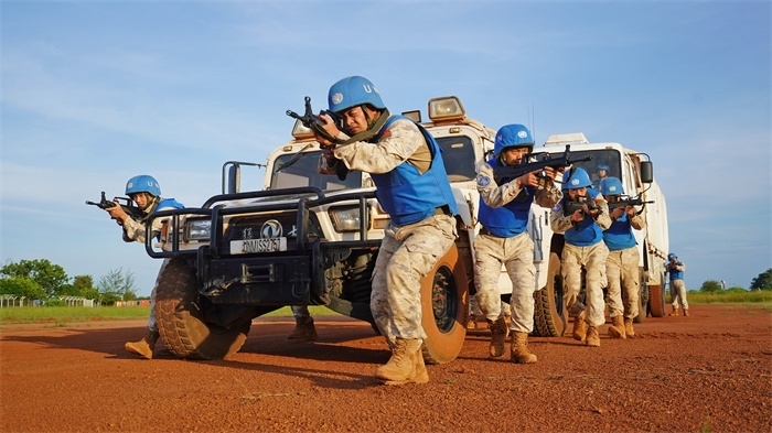 應急分隊戰(zhàn)術行進。張洪奧攝