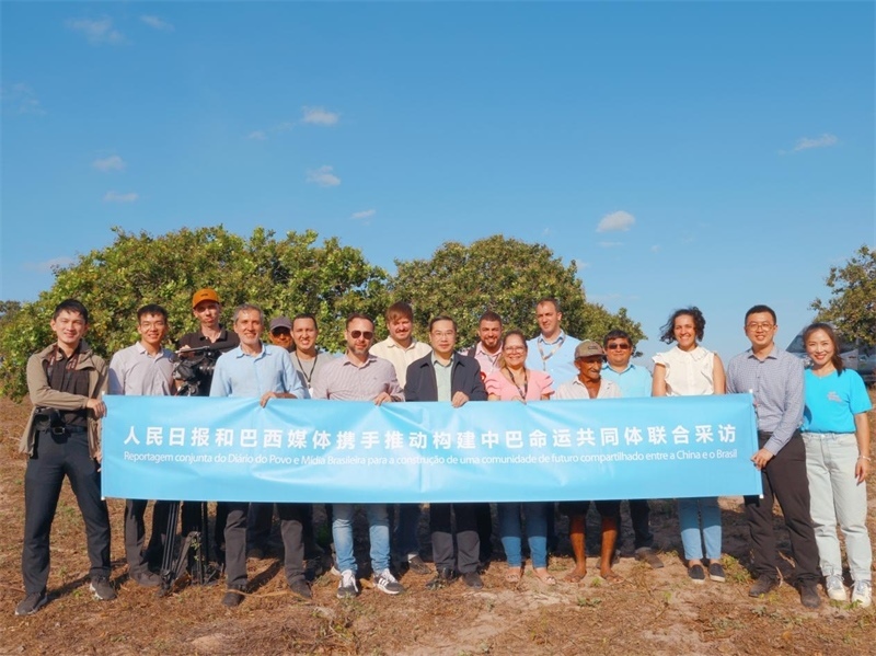 當(dāng)?shù)貢r間10月24日至25日，人民日報社攜手巴西主流媒體在巴西東北部北里奧格蘭德州開展聯(lián)合采訪，拉開了以“攜手推動構(gòu)建中巴命運共同體”為主題的人民日報和巴西媒體聯(lián)合采訪序幕。圖為參加聯(lián)合采訪的中巴兩國記者與受益于中國企業(yè)扶貧項目的若昂卡馬拉市民眾合影。 人民日報和巴西媒體聯(lián)合采訪團供圖