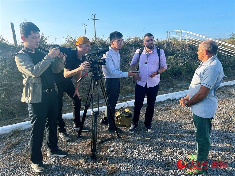 聯(lián)合采訪團正在采訪因苦咸水淡化項目受益的當(dāng)?shù)孛癖?。人民網(wǎng)記者 陳一鳴攝