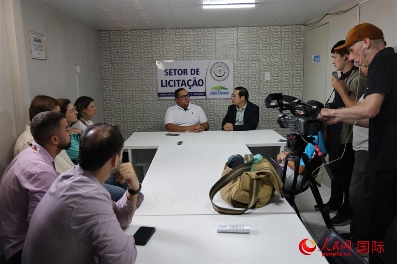 巴西東北部北里奧格蘭德州若昂卡馬拉市市長馬諾埃爾·貝爾納接受聯(lián)合采訪團采訪。 人民網(wǎng)記者 時元皓攝
