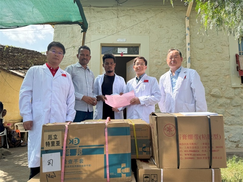 中國醫(yī)療隊(duì)向科倫醫(yī)院捐贈藥品和醫(yī)療物資。中國第17批援厄立特里亞醫(yī)療隊(duì)供圖