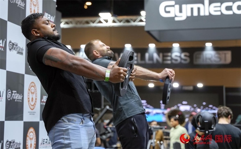 觀眾參加舉重物比賽。人民網中東中心分社塔里克·易卜拉欣攝