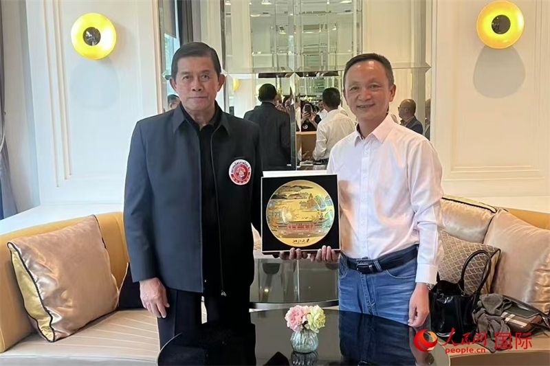 泰中友好協(xié)會會長、泰國前副總理功·塔帕朗西（左一）會見浙大團組一行。人民網(wǎng)記者 簡承淵攝