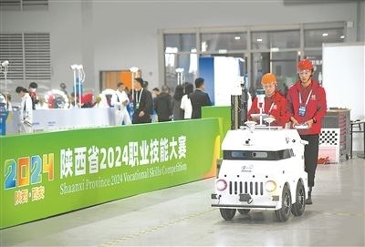 參賽選手在陜西省2024職業(yè)技能大賽新能源汽車智能化技術賽項比賽中。新華社記者 張博文攝