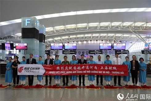 中國駐越南大使館經(jīng)商處參贊李振民等兩國嘉賓為儀式剪彩。 人民網(wǎng)記者 楊曄攝