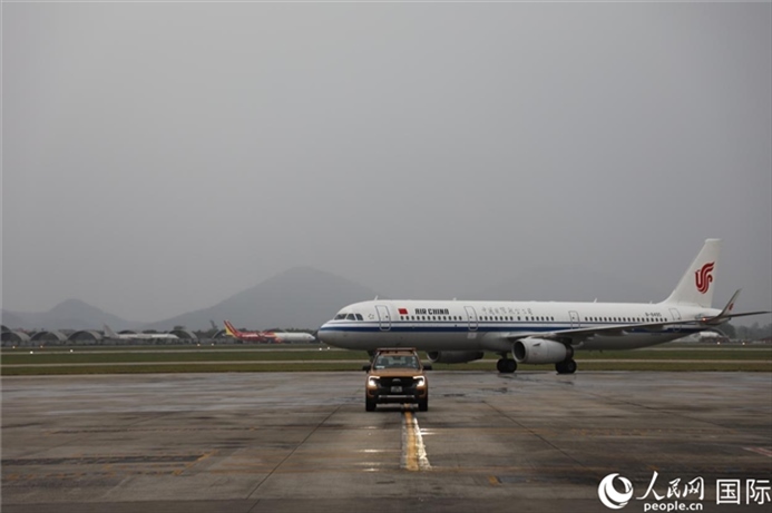 國航上?！觾?nèi)首班飛機(jī)抵達(dá)河內(nèi)內(nèi)排機(jī)場。人民網(wǎng)記者 楊曄攝