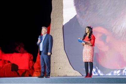 丹尼（左一）在“何以中國·五星出東方”網(wǎng)絡主題宣傳活動現(xiàn)場演講。人民視頻供圖