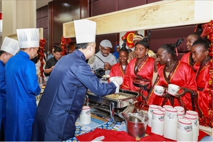 恩賈梅納大學孔子學院的學生們對中國餃子情有獨鐘。主辦方供圖