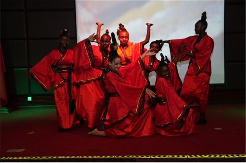 孔子學院的學生表演中國舞《昭君出塞》。主辦方供圖