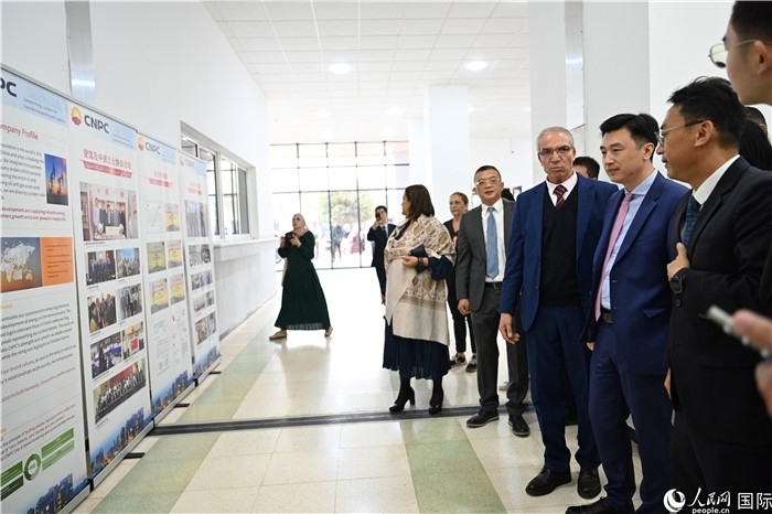 中企向阿爾及利亞大學(xué)捐贈電教設(shè)備圖片展。人民網(wǎng)記者 郝瑞敏攝