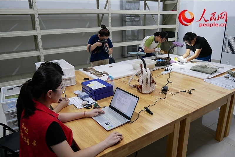 普查隊(duì)員們正在庫房?jī)?nèi)工作。人民網(wǎng)記者 韋衍行攝