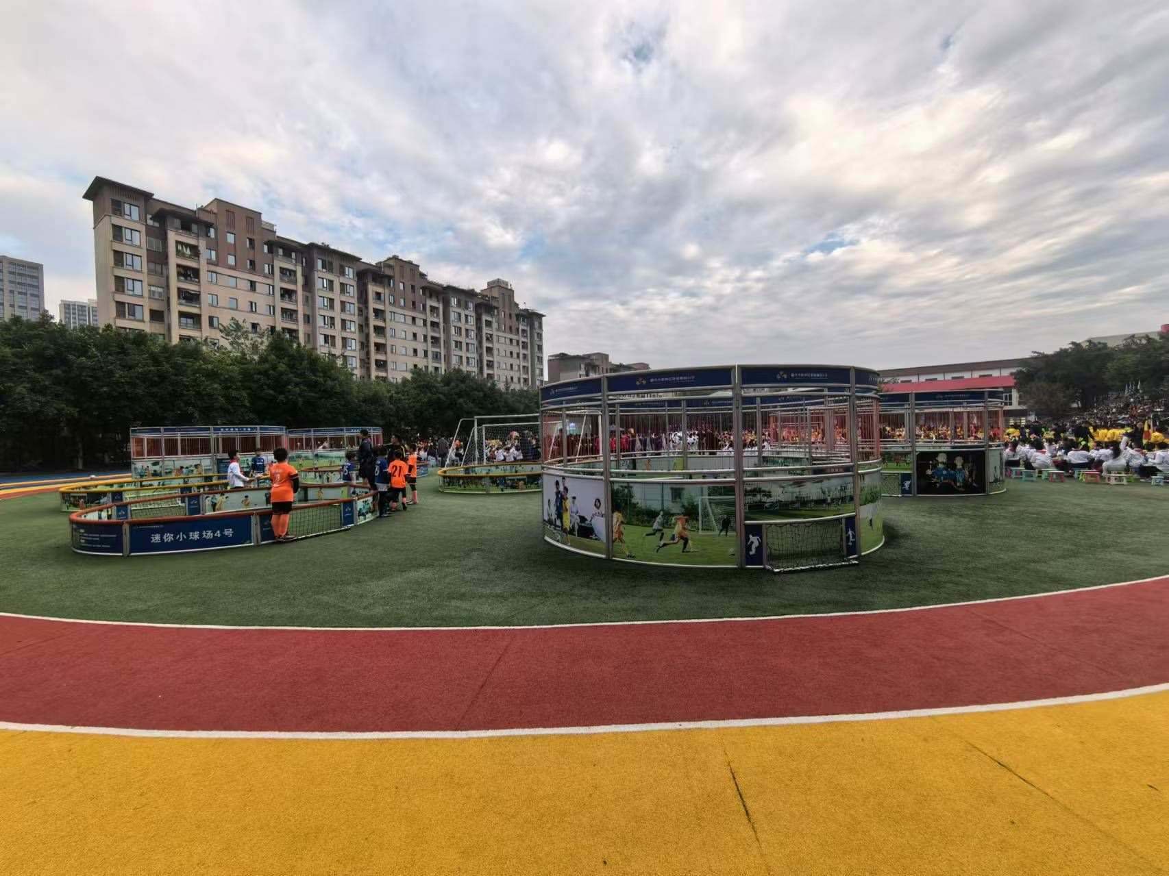 珊瑚魯能小學(xué)里的迷你足球場。 人民網(wǎng)記者 楊磊攝