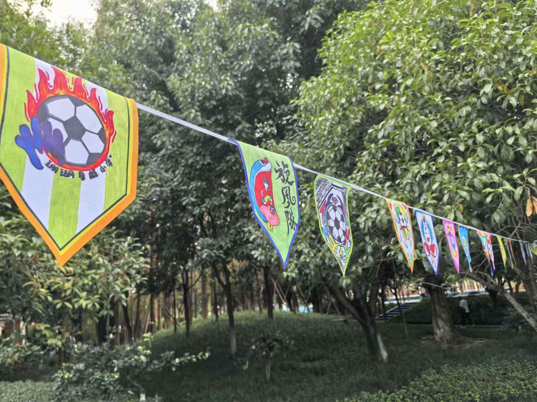 珊瑚魯能小學(xué)學(xué)生們手繪的“班超”隊(duì)徽。 人民網(wǎng)記者 楊磊攝