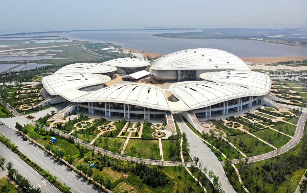 位于中國(guó)—上海合作組織地方經(jīng)貿(mào)合作示范區(qū)的青島·上合之珠國(guó)際博覽中心（2024年7月18日攝，無人機(jī)照片）。新華社記者李紫恒 攝