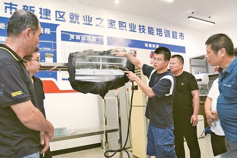 黨的二十屆三中全會強調(diào)，要健全終身職業(yè)技能培訓(xùn)制度。圖為2024年9月12日一位老師在給學(xué)員進行家電清洗技術(shù)培訓(xùn)。 新華社記者 萬象/攝